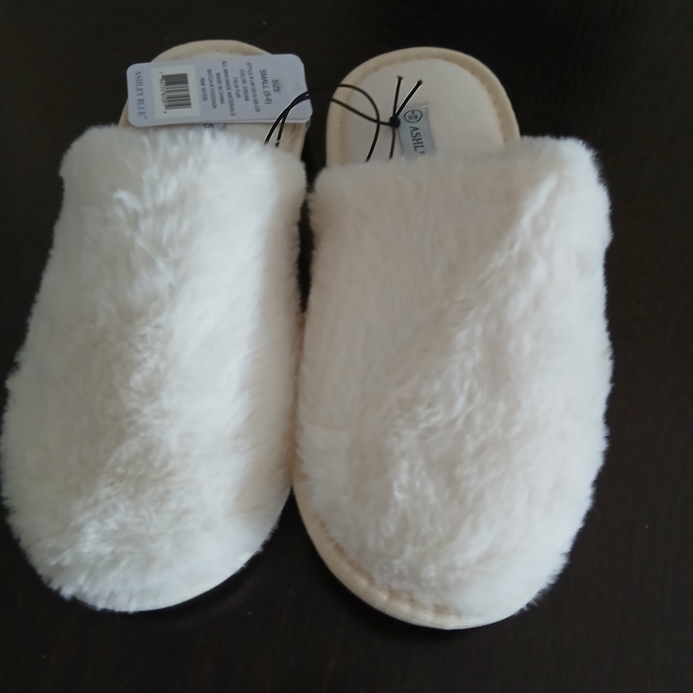 NWT Ashley Blue Size 5/6 Cream Slippers